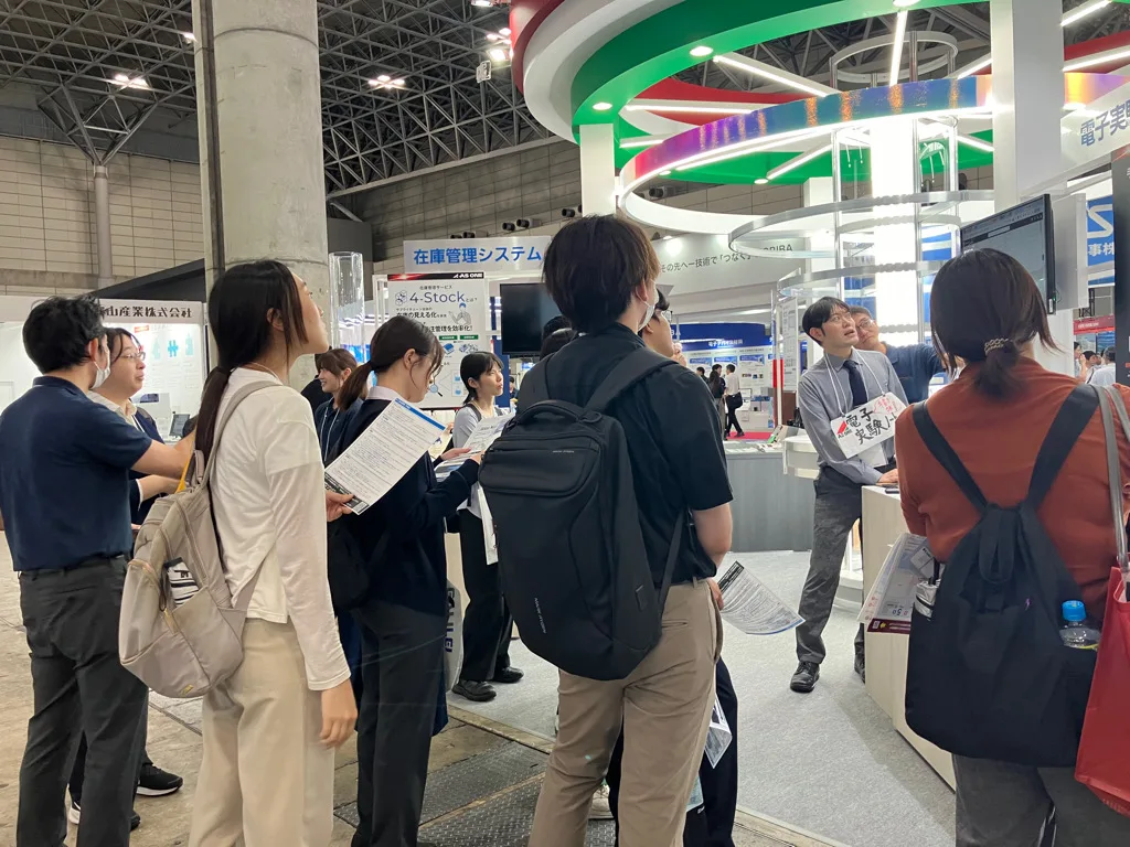 アズワンブース「Lab Area」の電子実験ノート展示コーナー